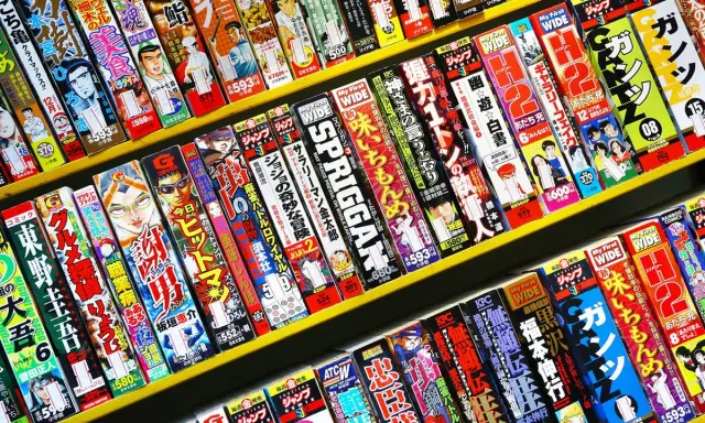 Des étagères remplies de mangas japonais aux couvertures colorées. Quel manga choisir ?