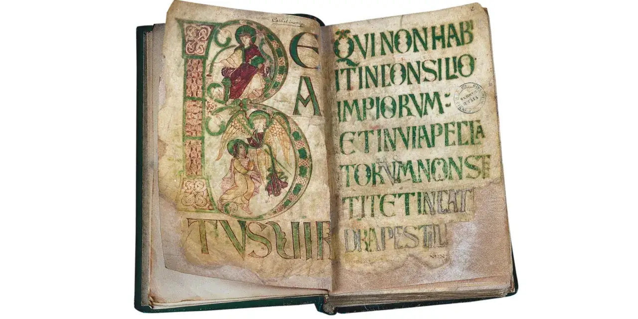 Manuscrit carolingien ouvert, page de gauche ornée d'une grande lettre B enluminée avec des anges, page de droite avec du texte en vert.